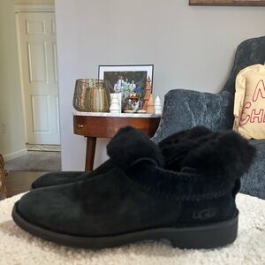 Ugg black leather short boots size 9 excellent condition